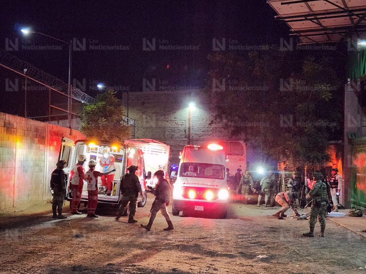 Dos ambulancias se encargan de llevar a los heridos a un hospital de Culiacán