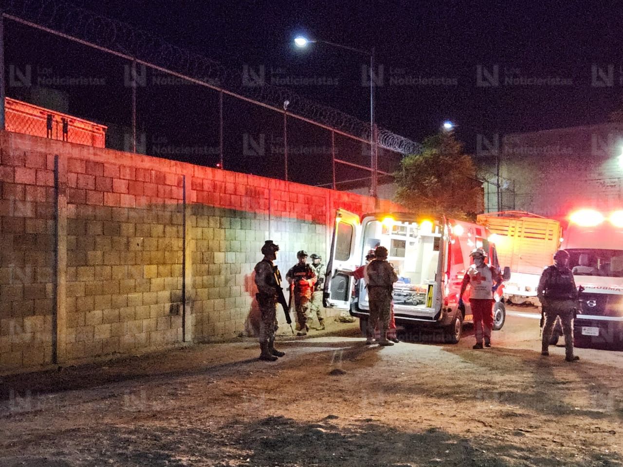 Dos ambulancias se encargan de llevar a los heridos a un hospital de Culiacán