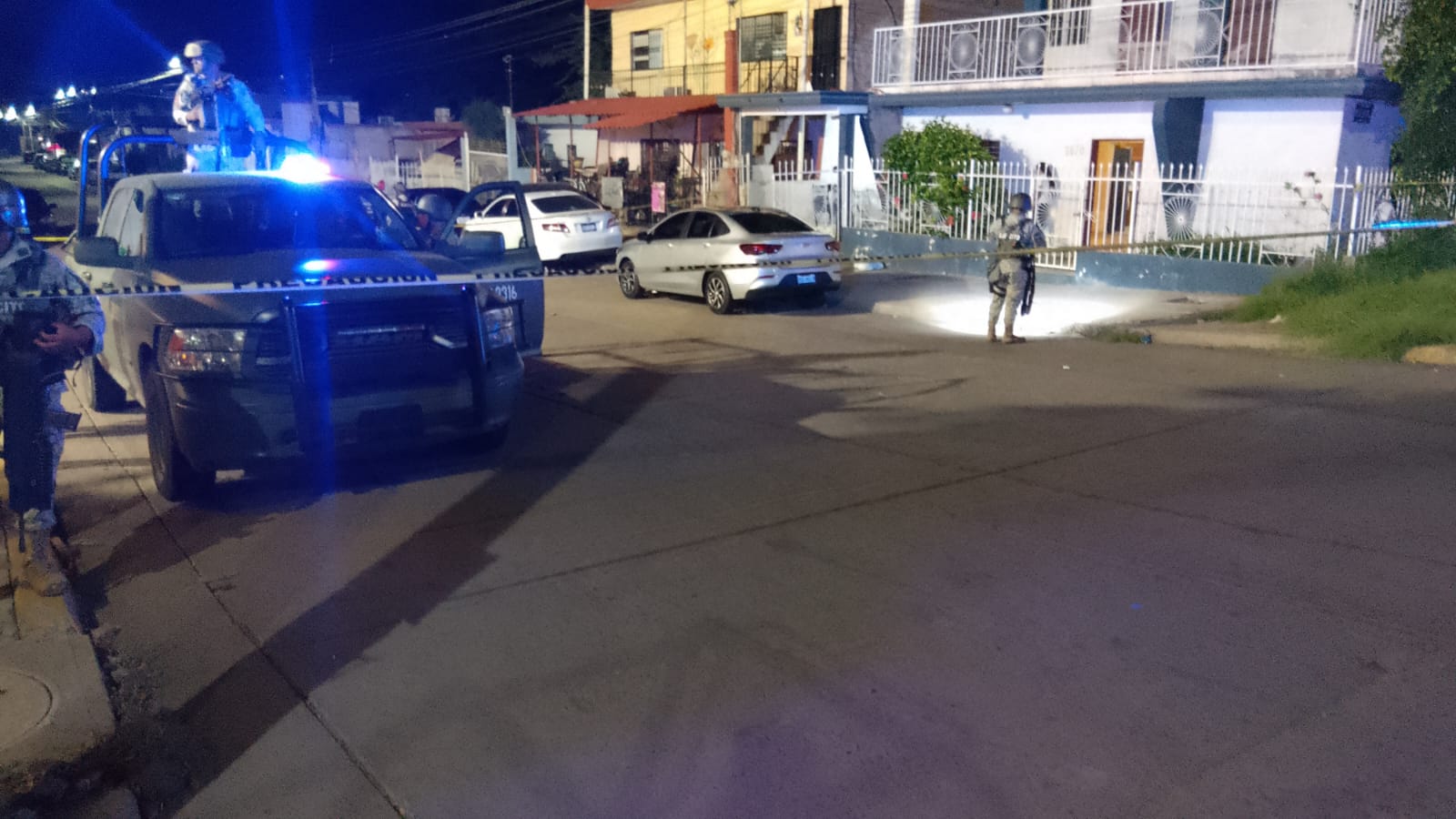 Policías delimitaron la zona donde un hombre fue asesinado en la colonia Emiliano Zapata, en Culiacán