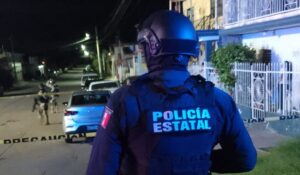 Policía estatal resguarda los indicios donde un hombre fue asesinado en Culiacán