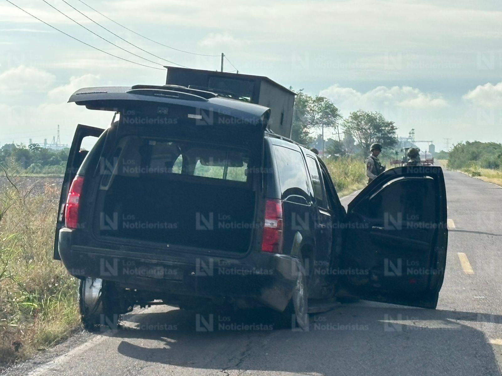 Vehículo blindado con torreta para empotrar armas balaceado y abandonado en la carretera