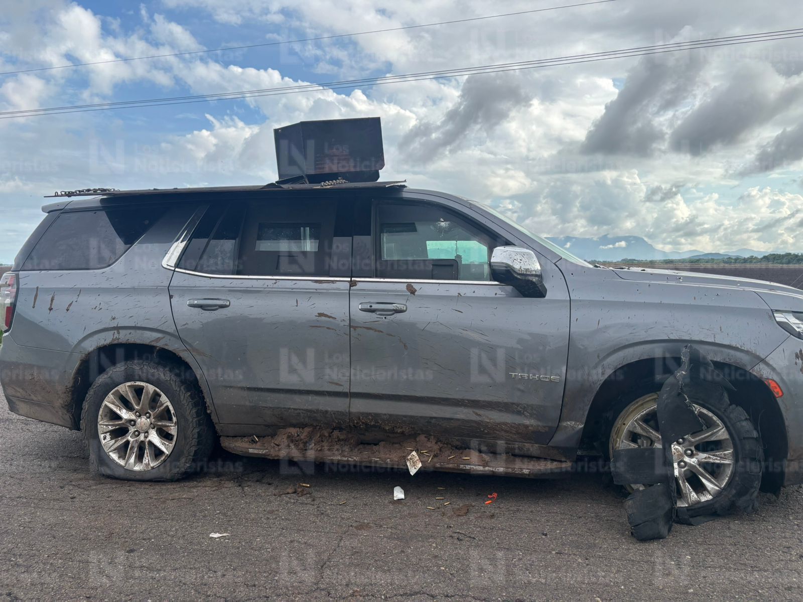 Vehículo blindado con torreta para empotrar armas balaceado y abandonado en la carretera