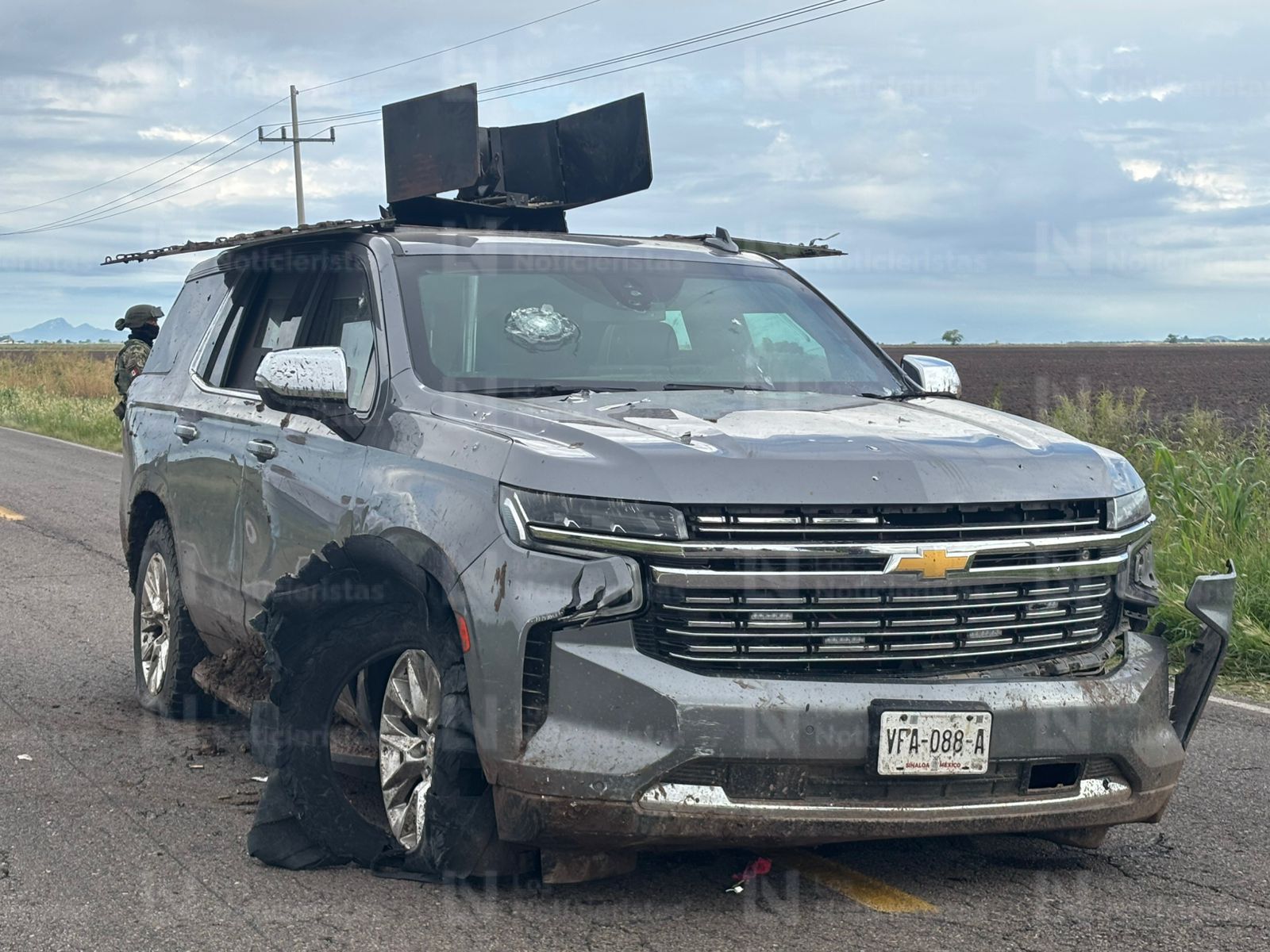 Vehículo blindado con torreta para empotrar armas balaceado y abandonado en la carretera