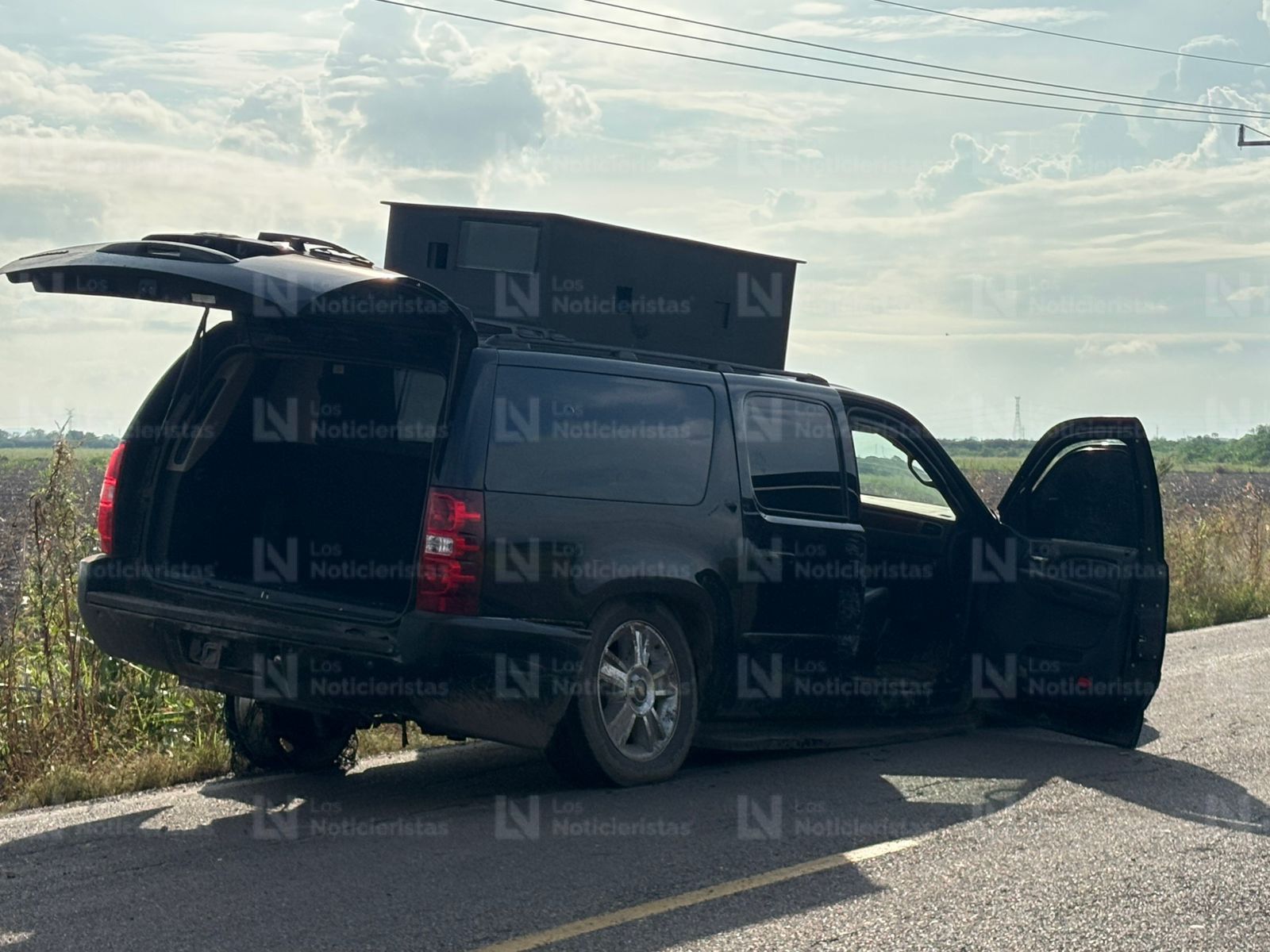 Vehículo blindado con torreta para empotrar armas balaceado y abandonado en la carretera
