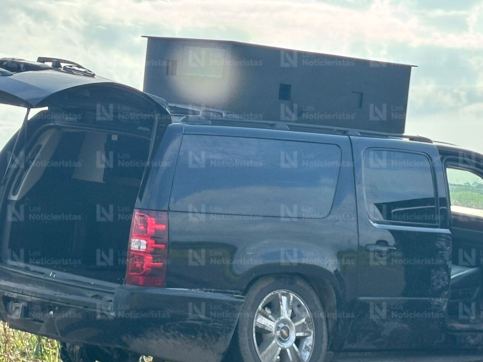Vehículo blindado con torreta para empotrar armas balaceado y abandonado en la carretera