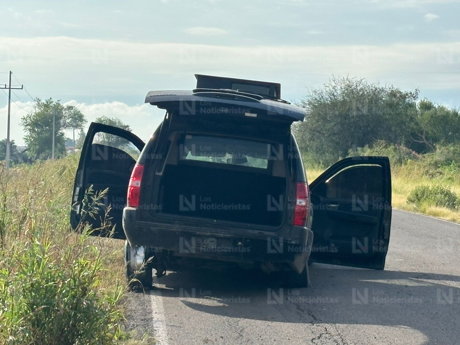 Vehículo blindado con torreta para empotrar armas balaceado y abandonado en la carretera