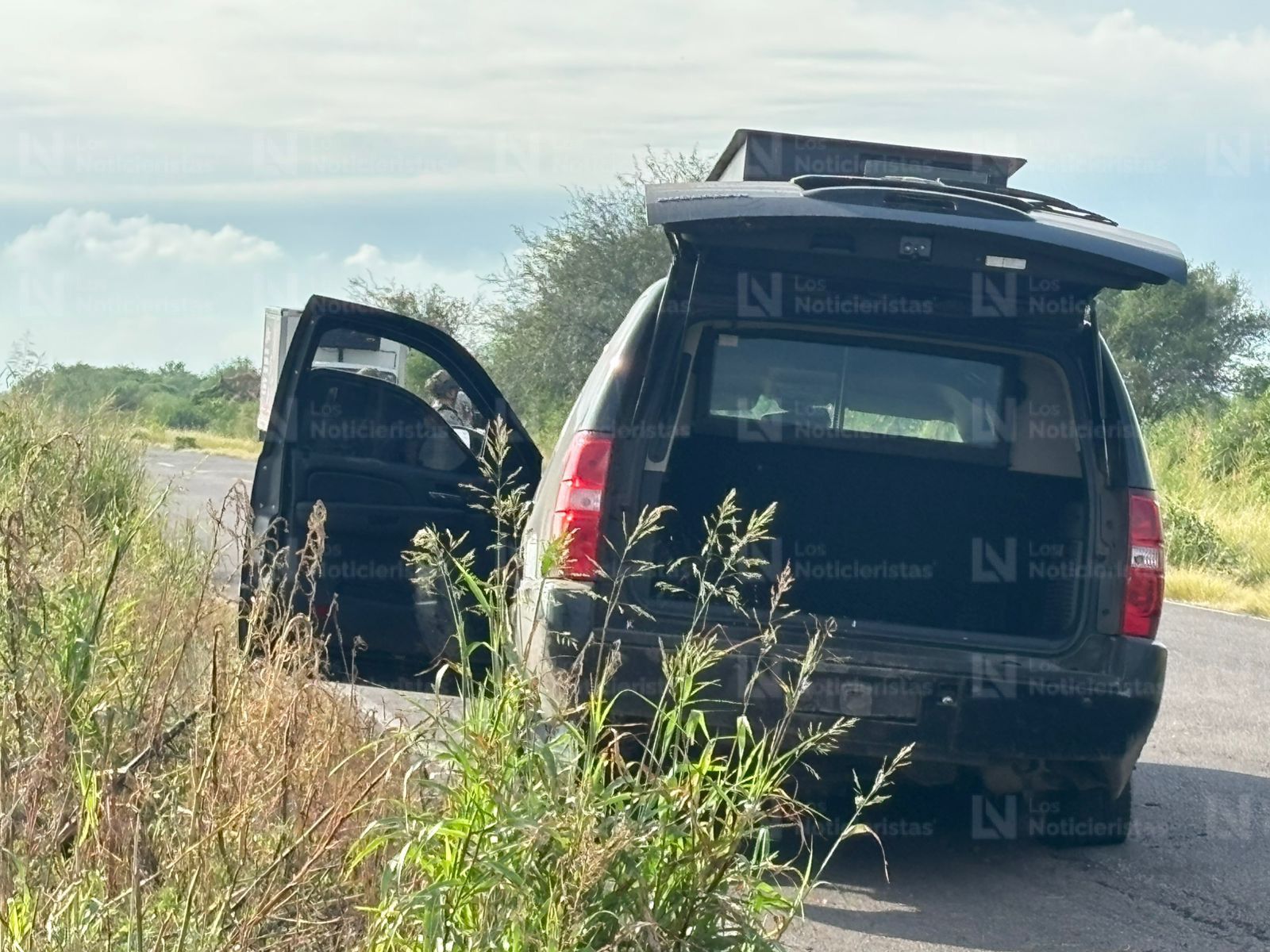 Vehículo blindado con torreta para empotrar armas balaceado y abandonado en la carretera