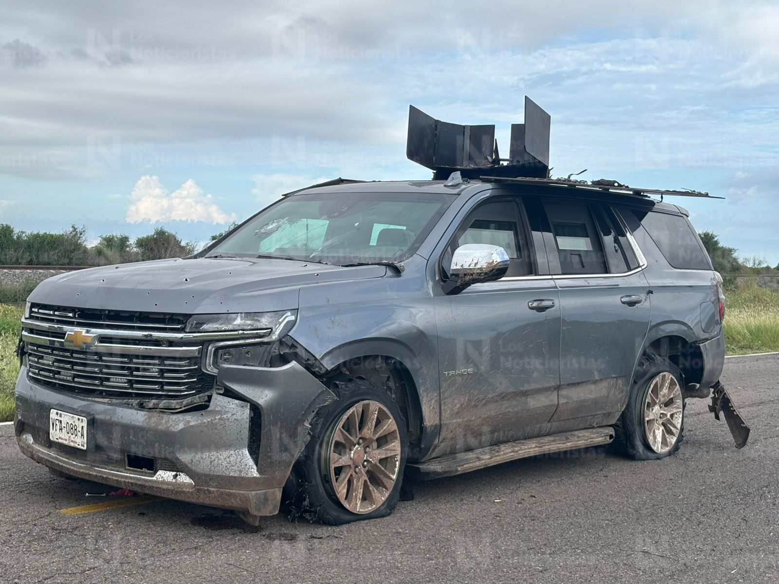 Vehículo blindado con torreta para empotrar armas balaceado y abandonado en la carretera