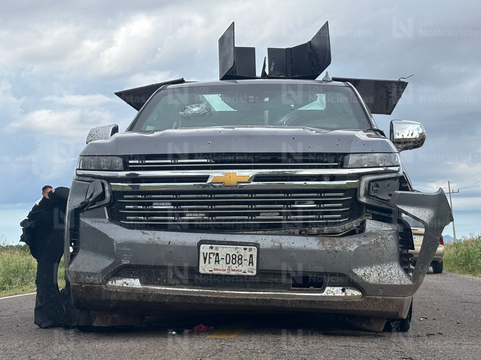 Vehículo blindado con torreta para empotrar armas balaceado y abandonado en la carretera