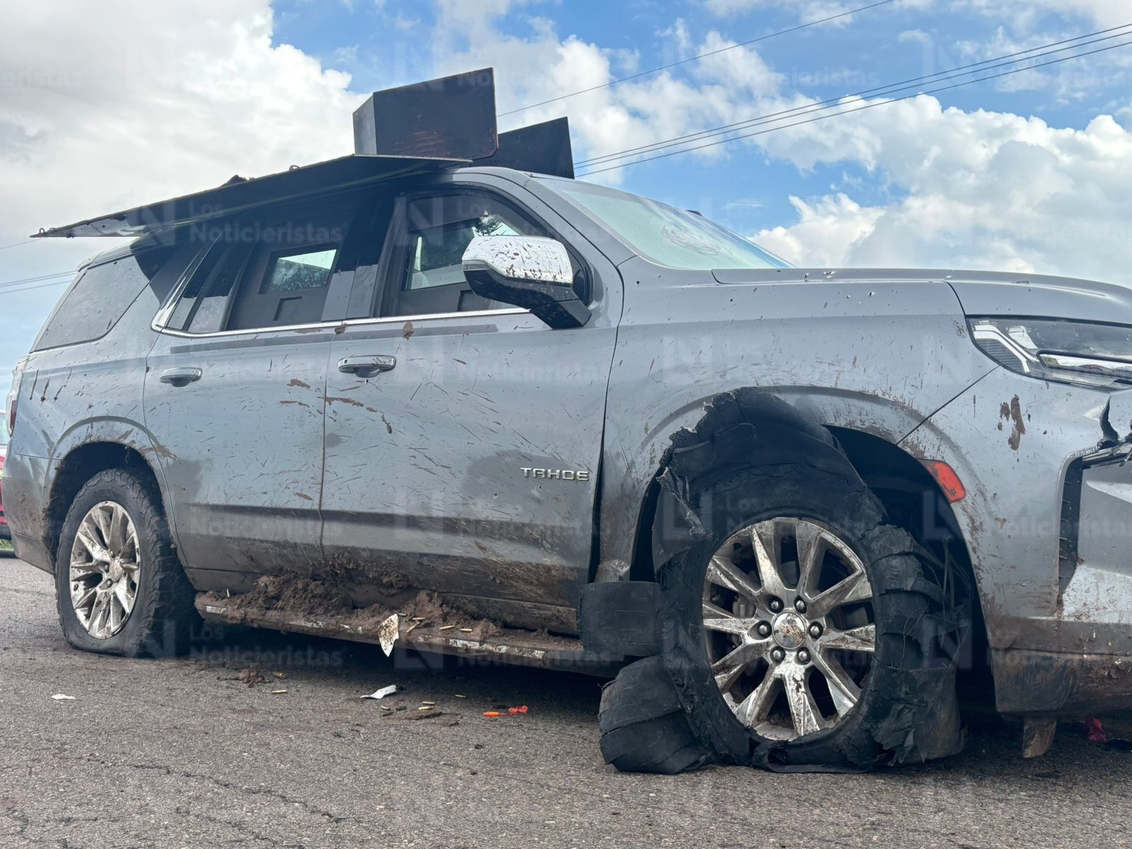Vehículo blindado con torreta para empotrar armas balaceado y abandonado en la carrtera