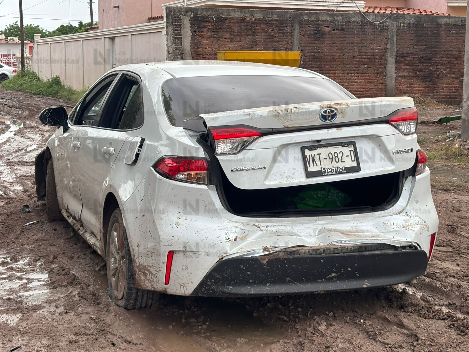 Vehículo chocado abandonado en El Tamarindo
