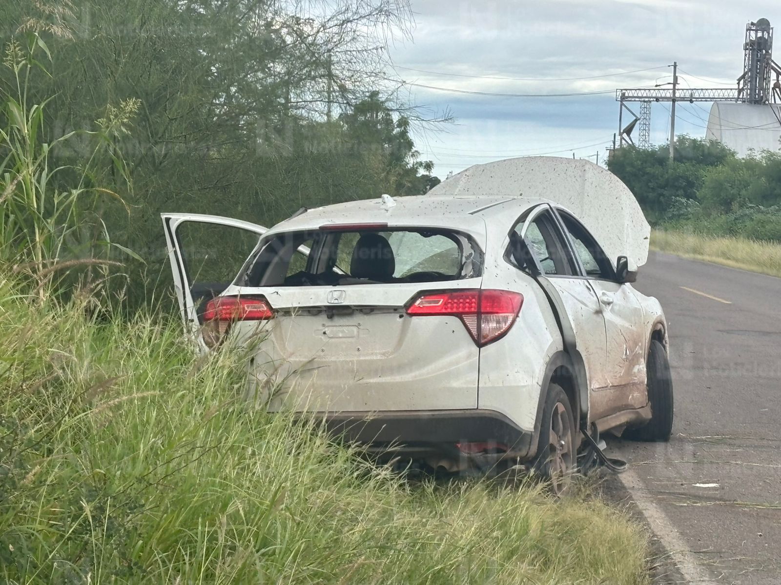 Vehículo balaceado y abandonado en la carretera