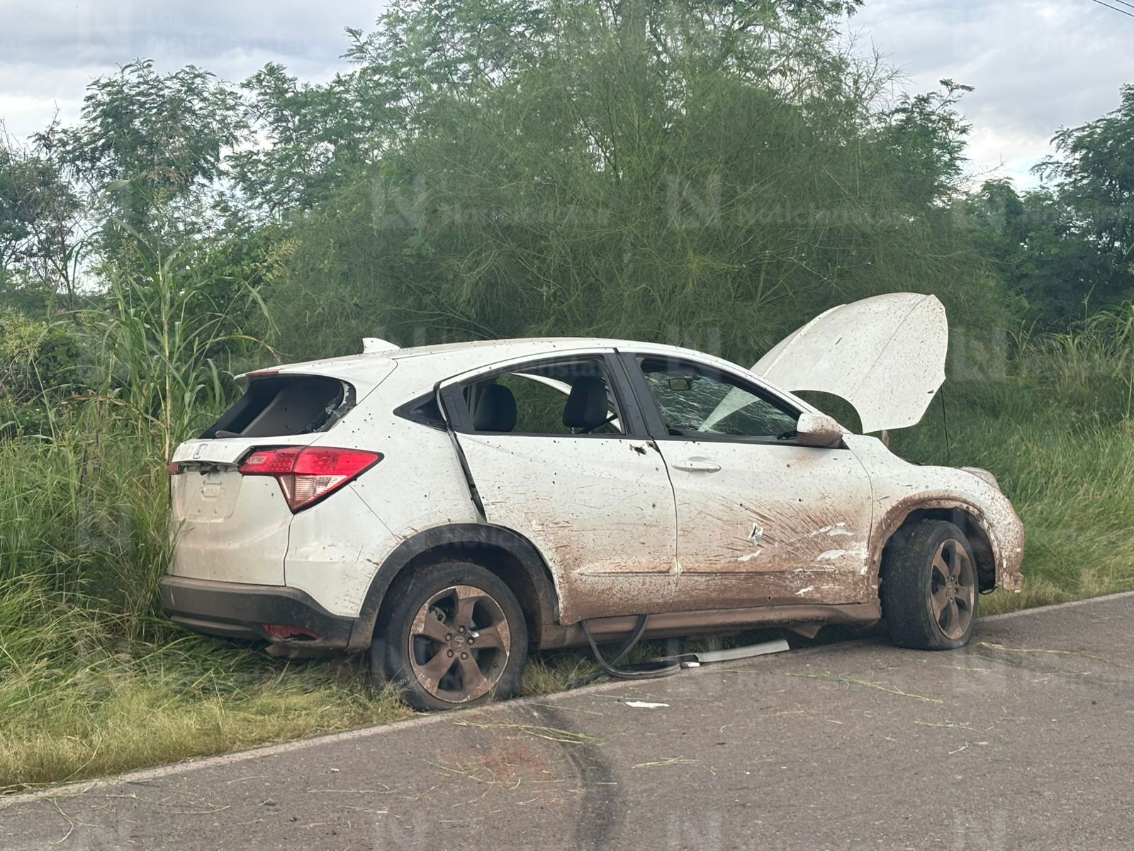Vehículo balaceado y abandonado en la carretera