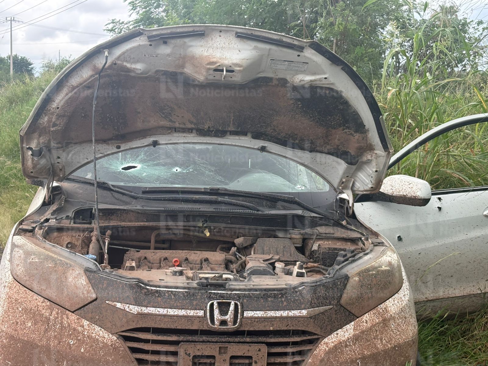 Vehículo balaceado y abandonado en la carretera