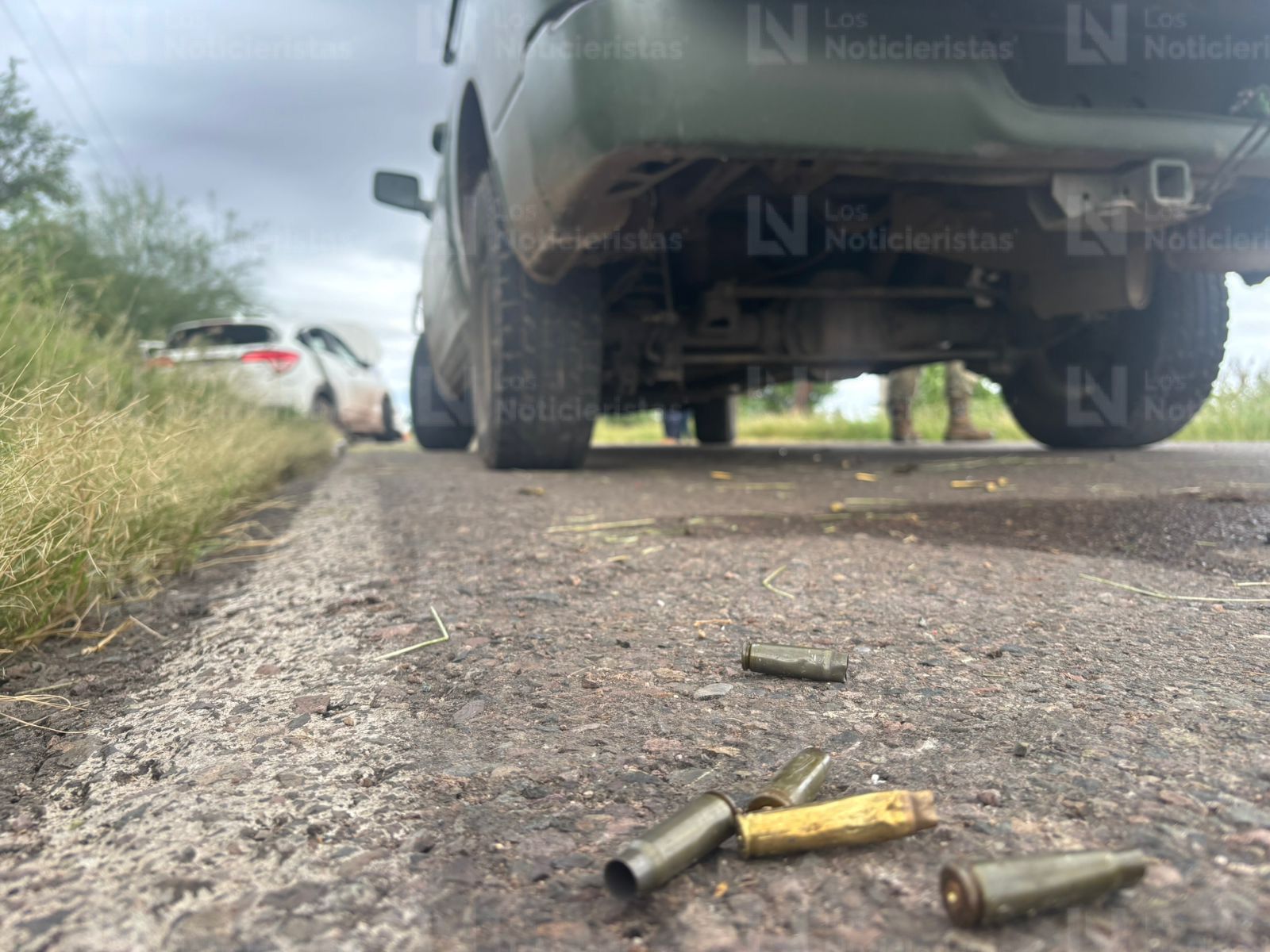 Vehículo balaceado y abandonado en la carretera con cartuchos percutidos