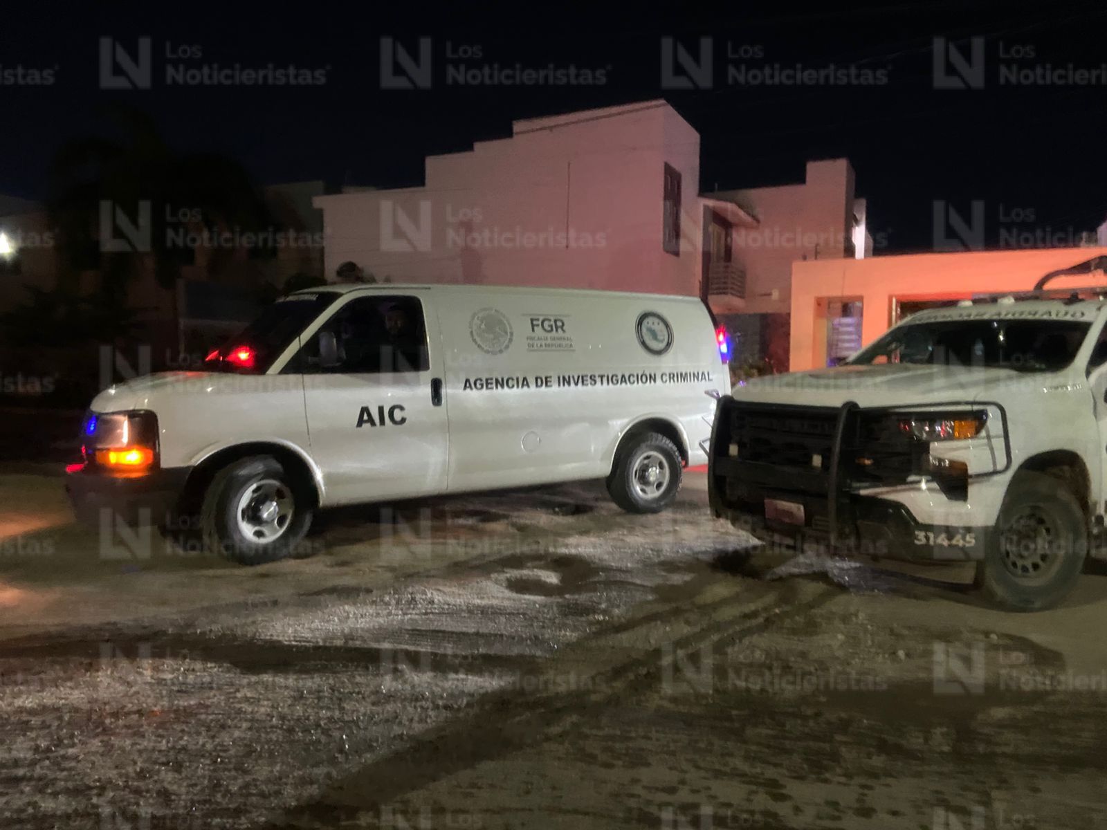 Vehículo de Agencia de Investigación Criminal de la FGR en la privada Santa Sofía, en Culiacán
