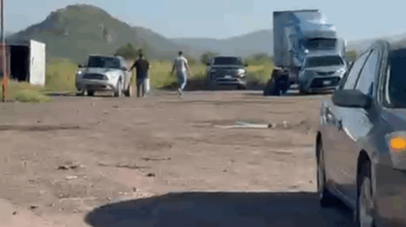 Solo bastaron 20 minutos para que 12 vehículos quedaran ponchados por baches de la México 15, en Ahome