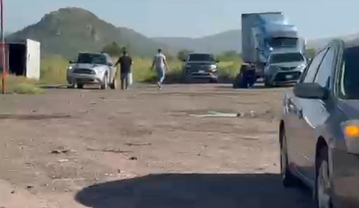 Vehículos dañados por baches en la México 15, en Ahome