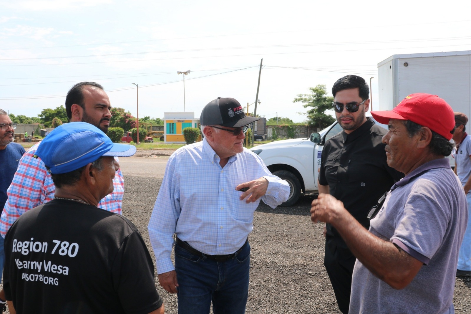 Alcalde de Escuinapa, Víctor Díaz Simental con Rigoberto Salgado Vázquez de Conapesca