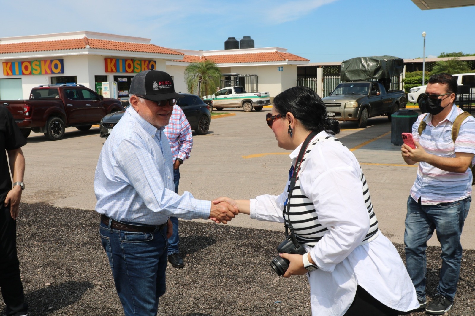 Alcalde de Escuinapa, Víctor Díaz Simental con Rigoberto Salgado Vázquez de Conapesca