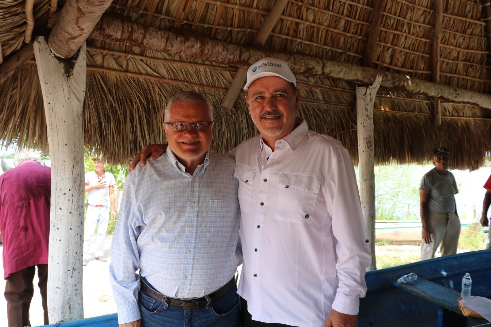 Alcalde de Escuinapa, Víctor Díaz Simental con Rigoberto Salgado Vázquez de Conapesca