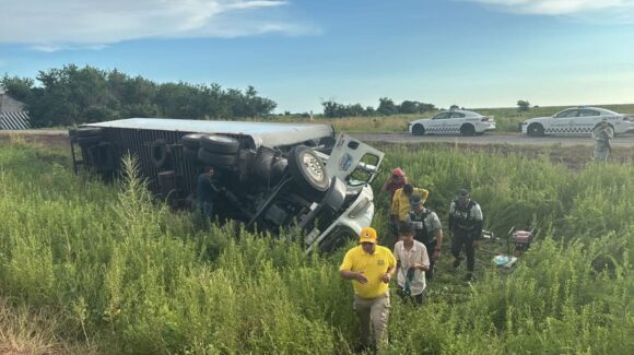 Chofer de tráiler queda prensado tras volcar en la autopista Mazatlán-Culiacán