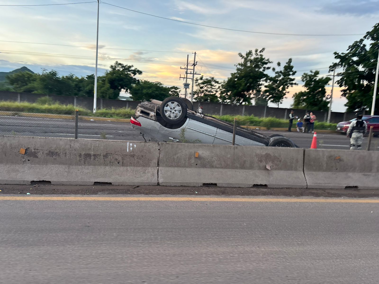 volcadura sobre la costerita en culiacan