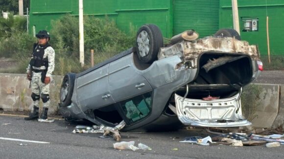 Aparatosa volcadura de vehículo en ‘La Costerita’ al sur de Culiacán deja solo daños materiales