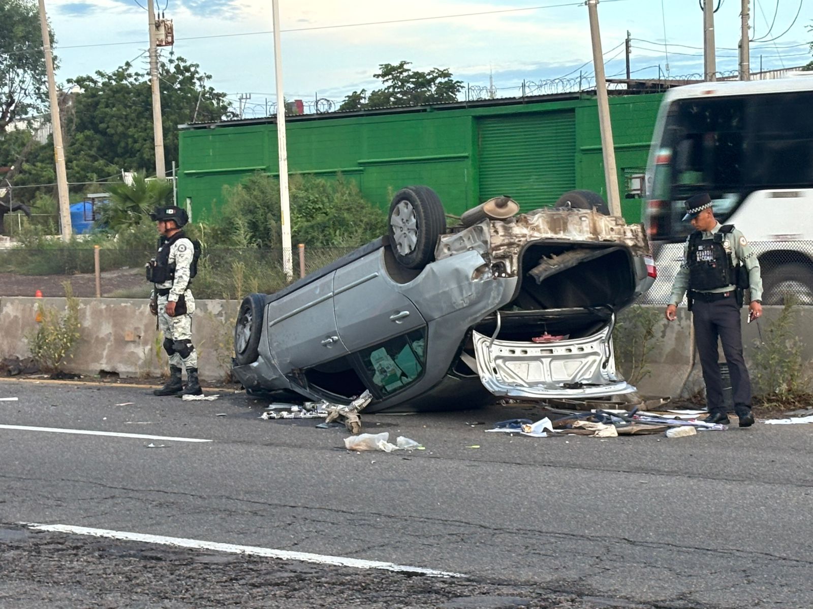 volcadura sobre la costerita en culiacan