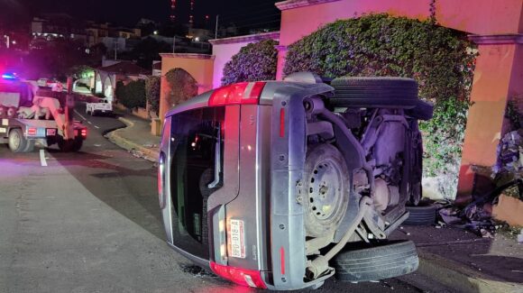 Conductor de Land Rover choca y vuelca en plena Obregón en Culiacán, Sinaloa