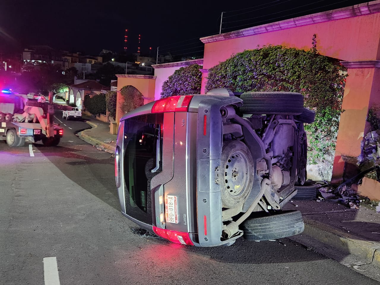Volcadura de camioneta Land Rover sobre la Álvaro Obregón, en Culiacán