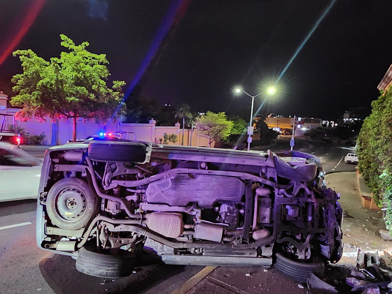 Volcadura de camioneta Land Rover sobre la Álvaro Obregón, en Culiacán
