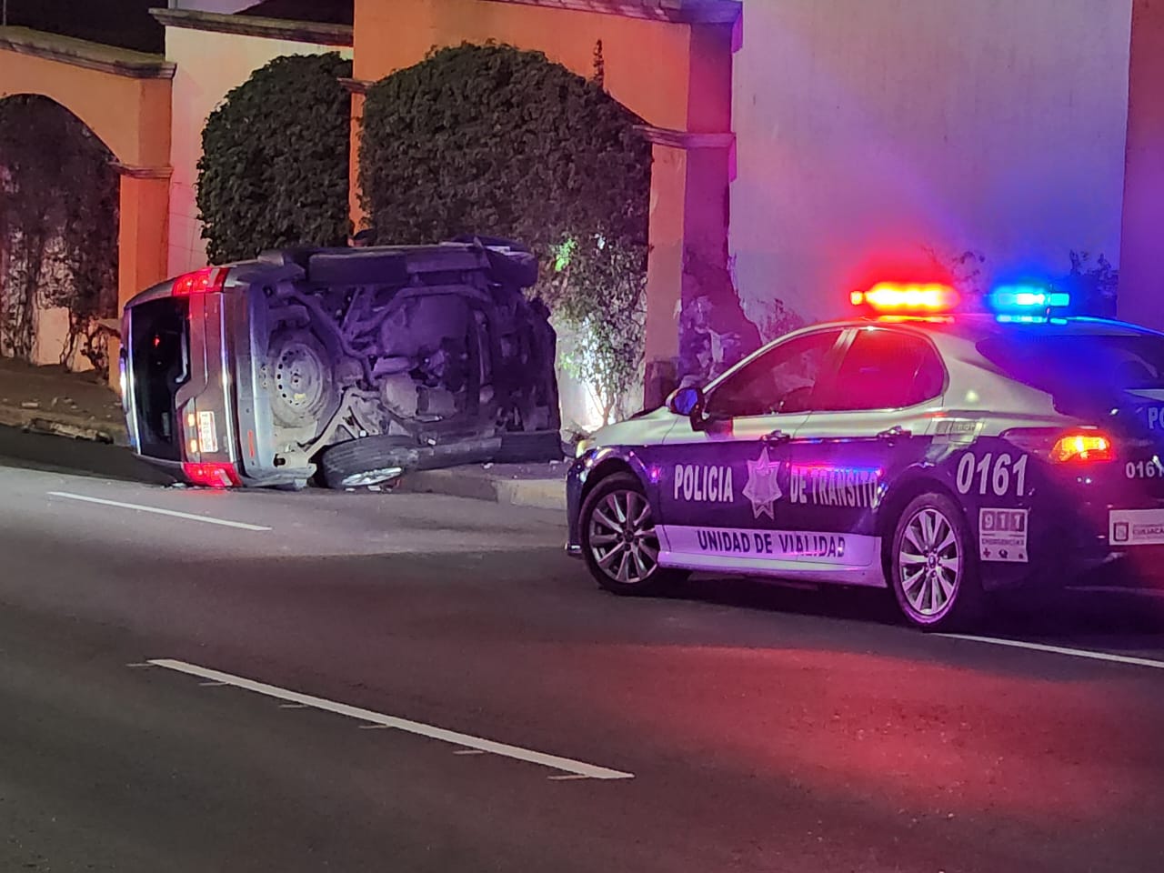 Volcadura de camioneta Land Rover sobre la Álvaro Obregón, en Culiacán