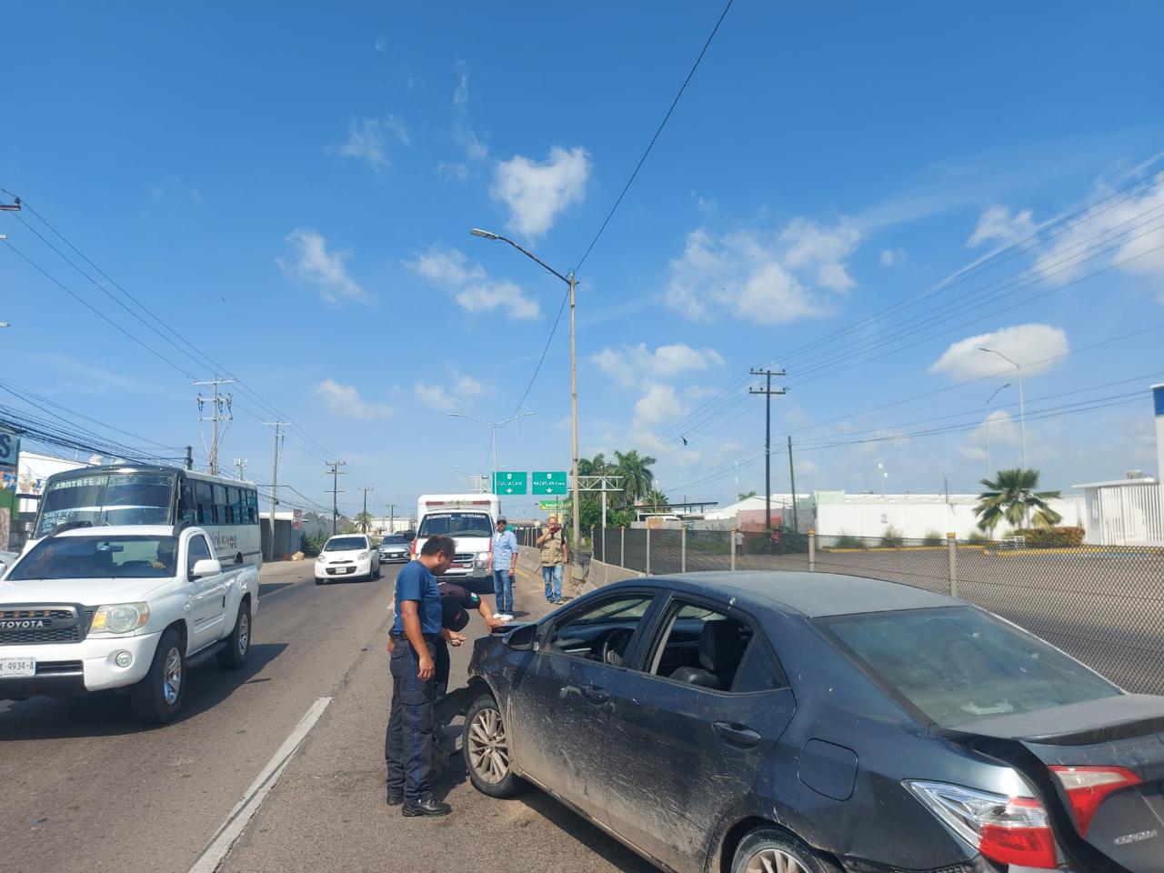 Abandonan vehículo tras accidente en la México 15, al sur de Mazatlán, Sinaloa
