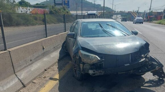 Abandonan vehículo tras accidente en la México 15, al sur de Mazatlán, Sinaloa