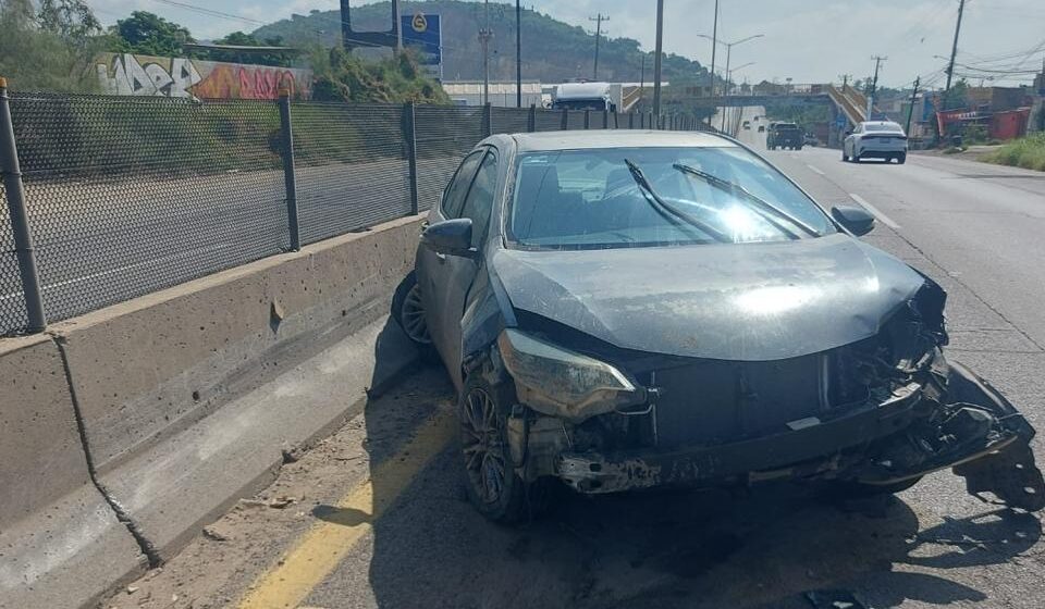 Abandonan vehículo tras accidente en la México 15, al sur de Mazatlán, Sinaloa