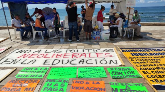 Afectados por ‘reingeniería’ de Madueña en la UAS reclaman falta de atención por gobierno estatal y federal