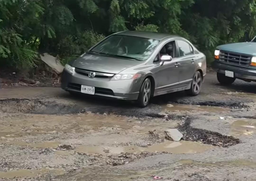 Baches grandes en calles de Mazatlán