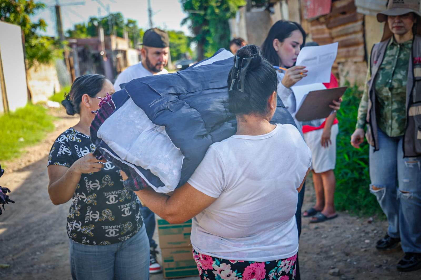 Alcalde de Culiacán, entrega apoyos en la colonia Adolfo López Mateos