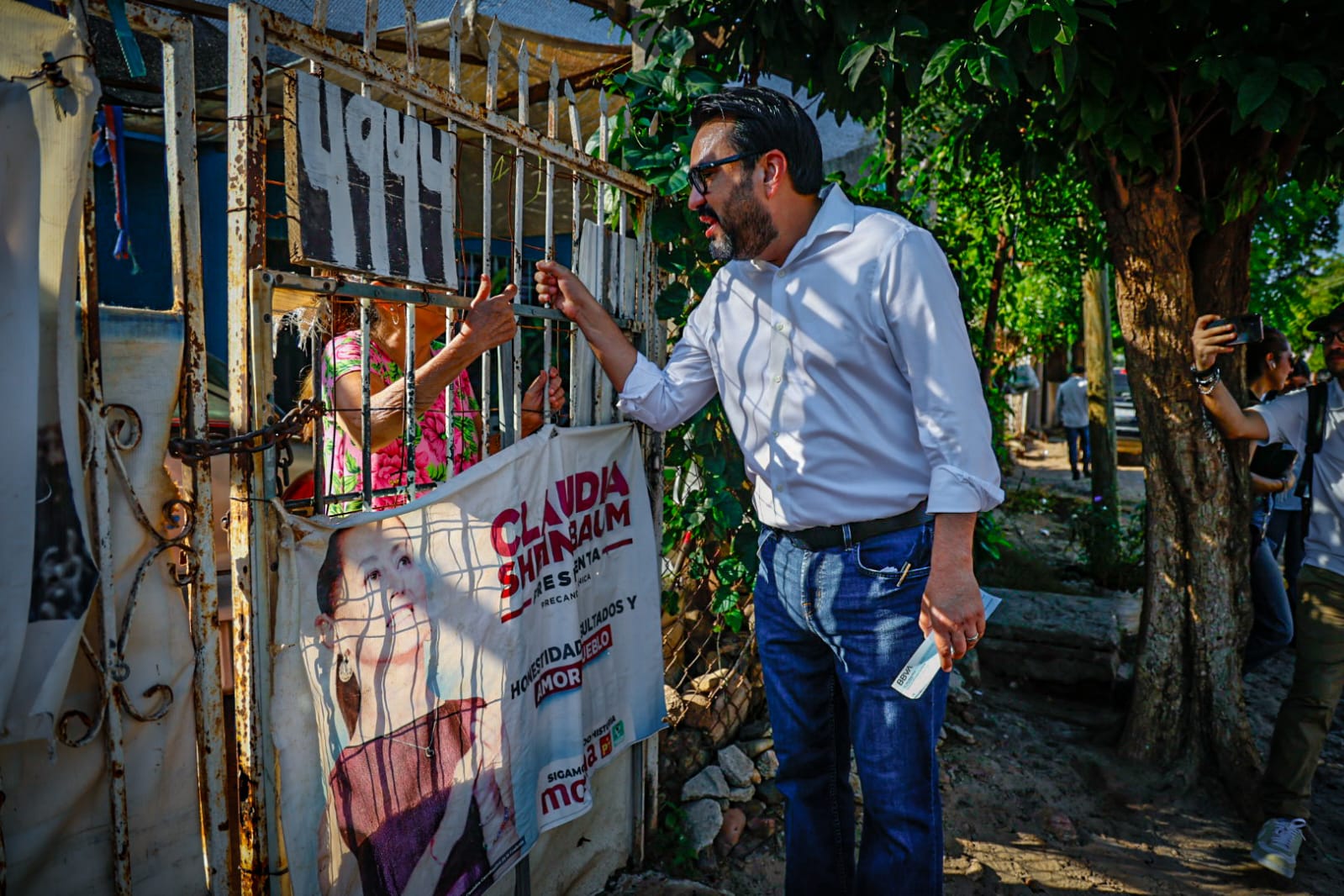 Alcalde de Culiacán, entrega apoyos en la colonia Adolfo López Mateos