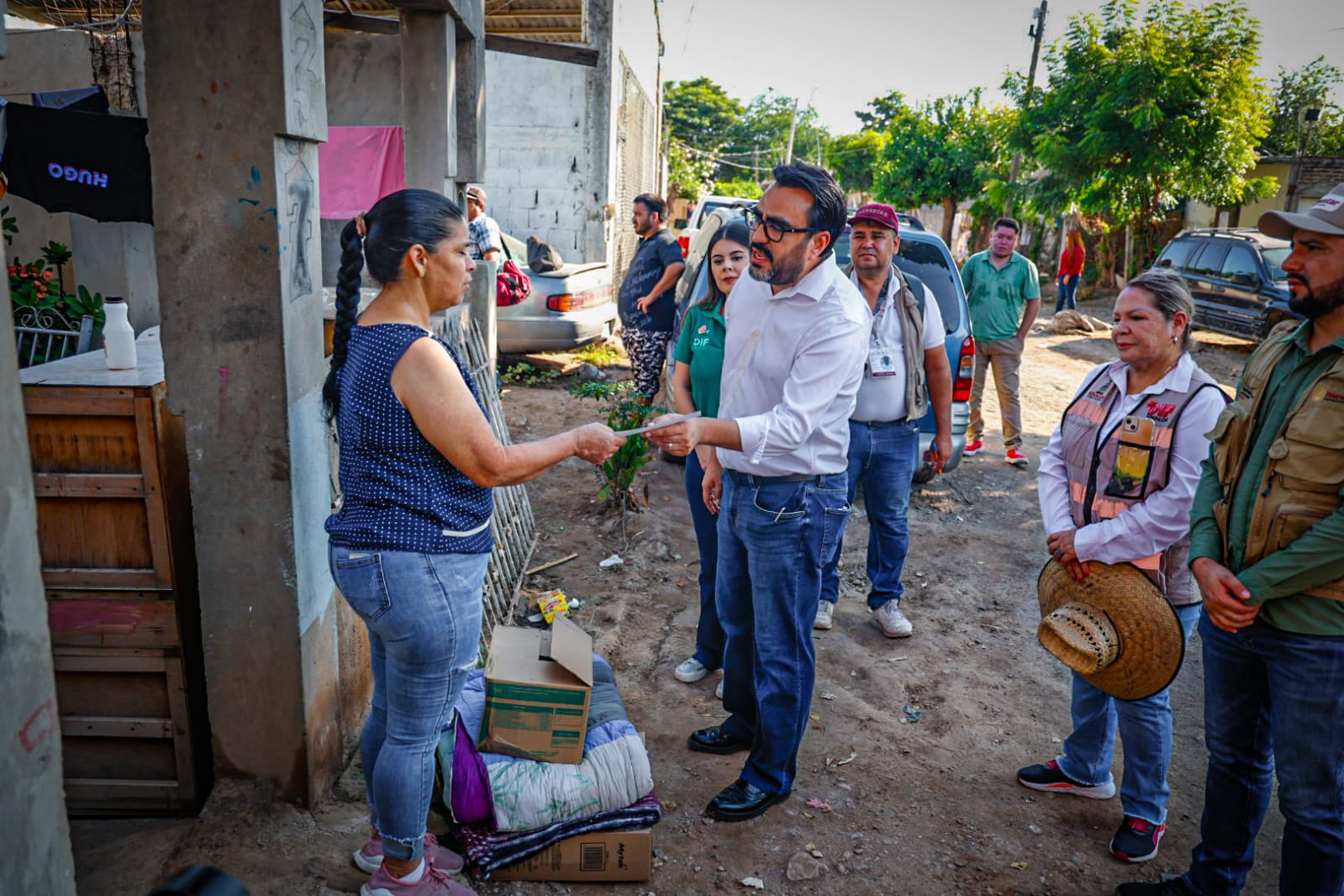Alcalde de Culiacán, entrega apoyos en la colonia Adolfo López Mateos