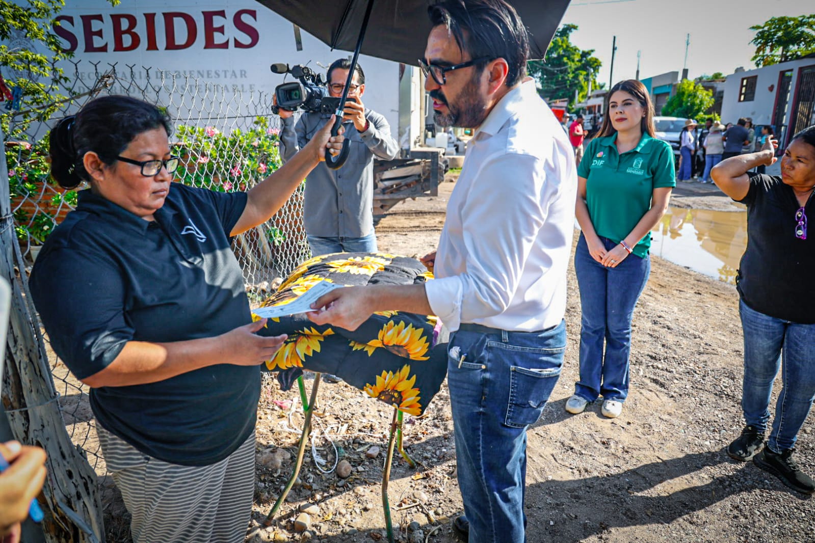 Alcalde de Culiacán, entrega apoyos en la colonia Adolfo López Mateos