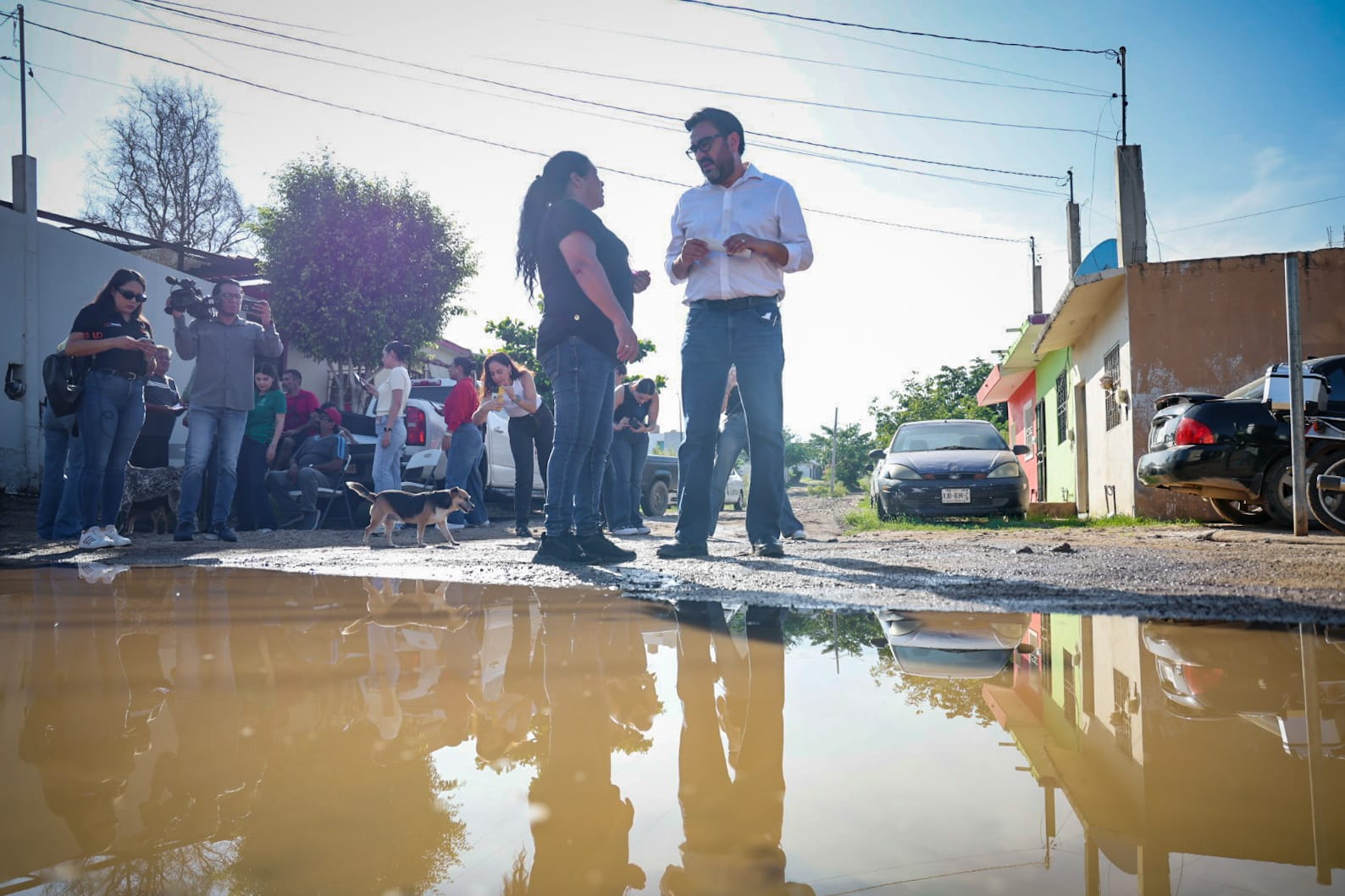 Alcalde de Culiacán, entrega apoyos en la colonia Adolfo López Mateos