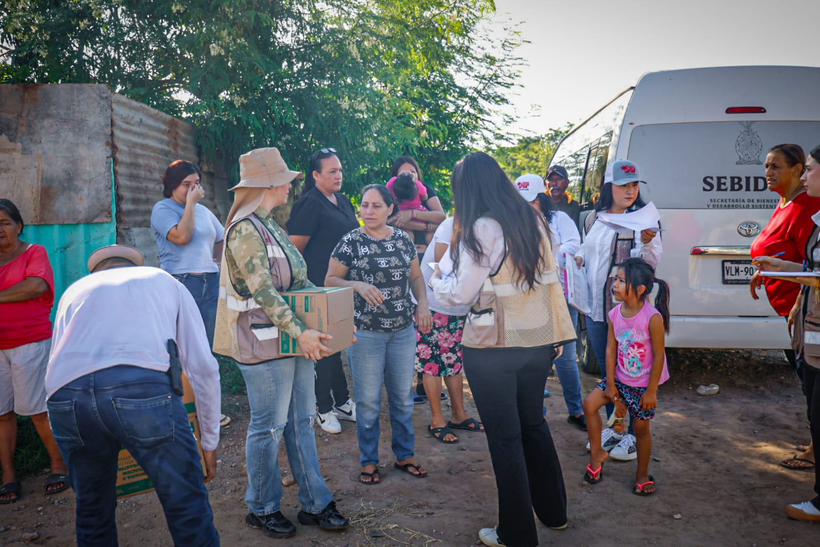 Alcalde de Culiacán, entrega apoyos en la colonia Adolfo López Mateos