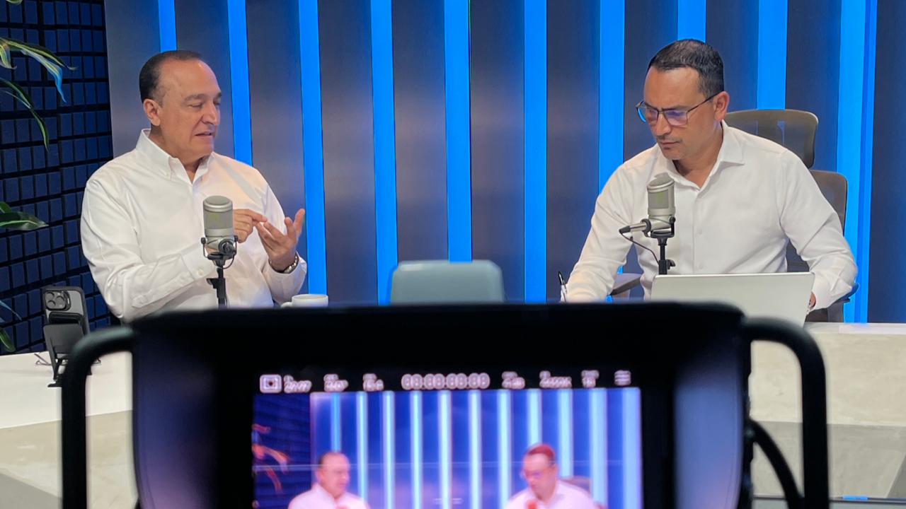 Antonio Menéndez de Llano Bermúdez en entrevista con Omar de la Rocha en Los Noticieristas