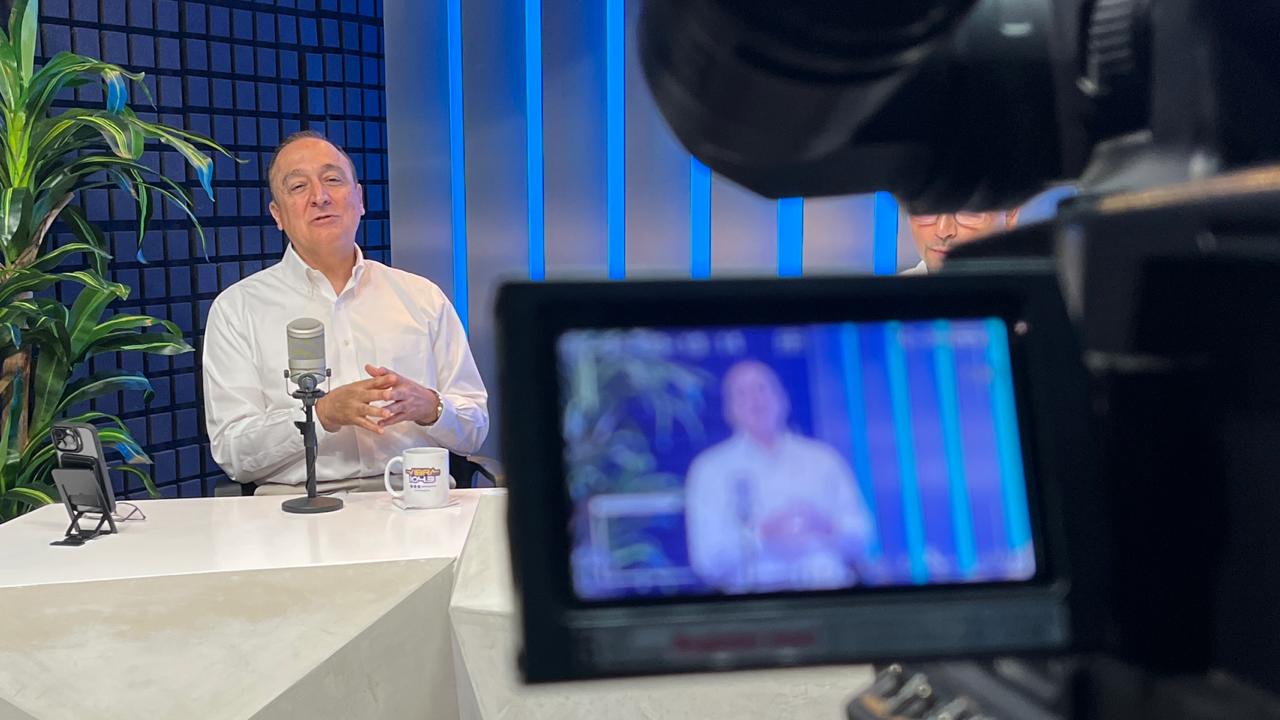 Antonio Menéndez de Llano Bermúdez en entrevista con Omar de la Rocha en Los Noticieristas