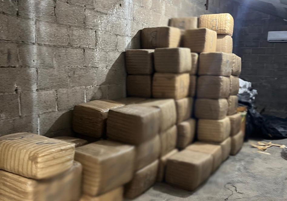 Aseguran en Durango miles de litros de precursores químicos y marihuana tras tres cateos