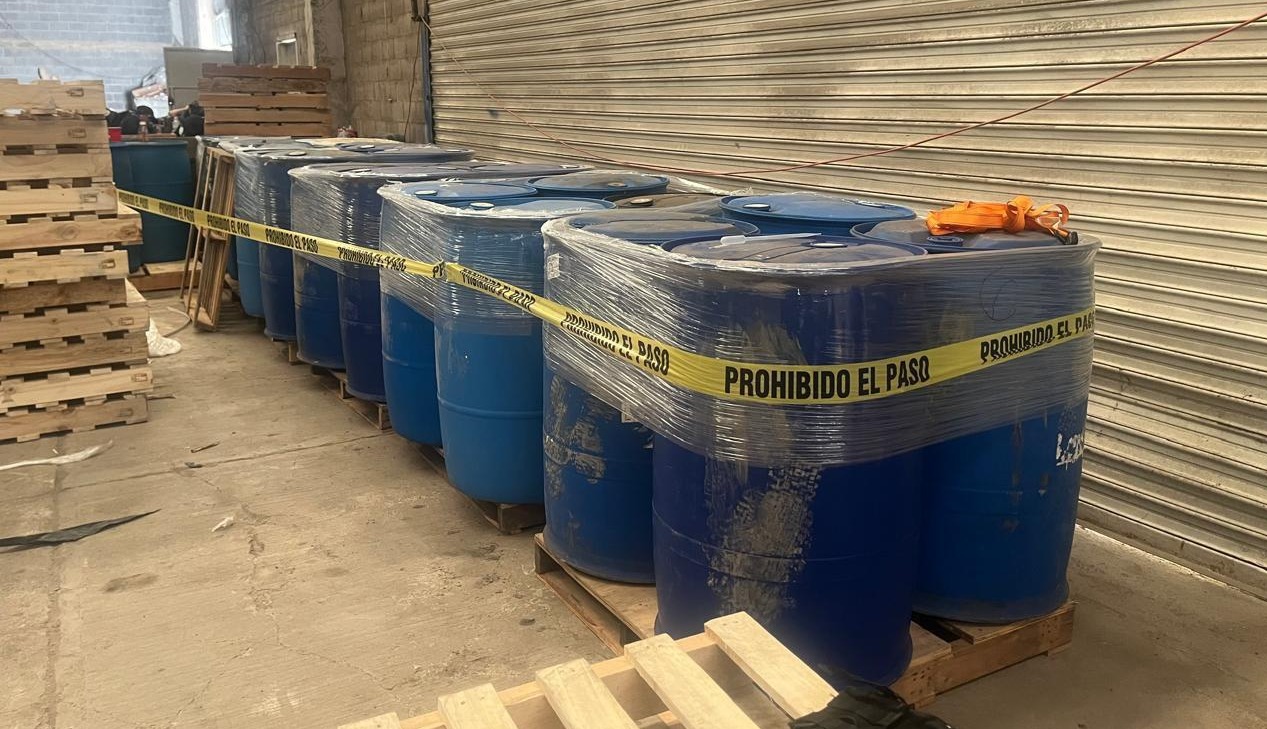 Aseguran en Durango miles de litros de precursores químicos y marihuana tras tres cateos