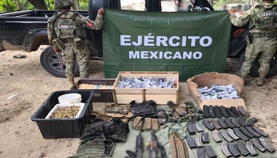 Aseguran una Jeep Gladiador, armas, cartuchos y 90 explosivos en Badiraguato; también narcolaboratorio por 37 mdp en Cosalá