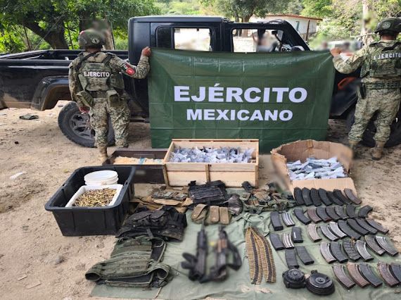 Aseguran una Jeep Gladiador, armas, cartuchos y 90 explosivos en Badiraguato; también narcolaboratorio por 37 mdp en Cosalá